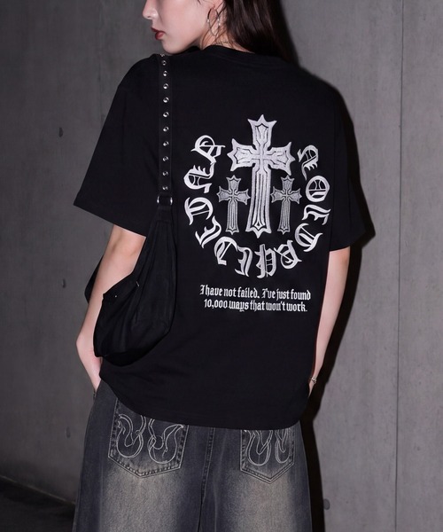 JOHN'S CLOSET（ジョンズクローゼット）の「【31】クロスロゴ サガラ刺繍 半袖Tシャツ（Tシャツ/カットソー・メンズ・ホワイト/ブラック・LARGE/MEDIUM）」の2枚目の写真