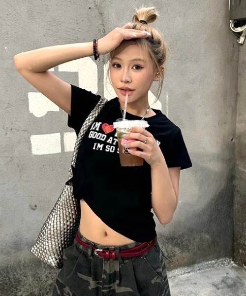 SHEENA(シーナ)の「ハートレタリングロゴコンパクトフィットTシャツ(Tシャツ/カットソー・レディース・ブラック・M)」の3枚目の写真