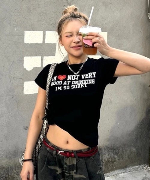 SHEENA(シーナ)の「ハートレタリングロゴコンパクトフィットTシャツ(Tシャツ/カットソー・レディース・ブラック・M)」の4枚目の写真