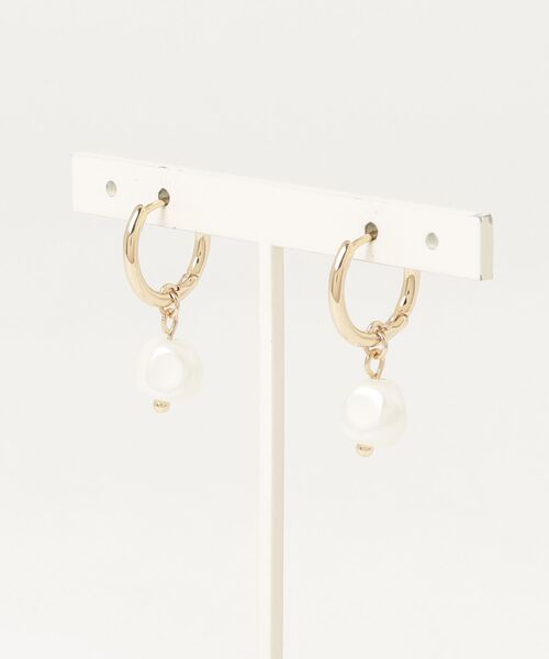 LAUREN RALPH LAUREN(ローレン ラルフ ローレン)の「ゴールドプレーテッド フェイクパール ハギー ピアス(ピアス(両耳用)・レディース・イエロー系2・ONE)」の3枚目の写真