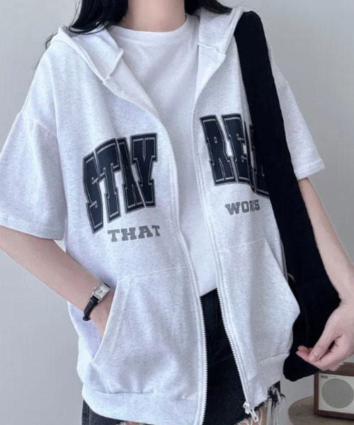 VIVID LADY（ビビッドレディー）の「カレッジロゴ ハーフスリーブ ジップアップパーカー（パーカー・レディース・ブラック/ライトグレー/ライトベージュ・FREE）」の4枚目の写真