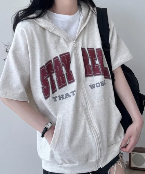 VIVID LADY（ビビッドレディー）の「カレッジロゴ ハーフスリーブ ジップアップパーカー（パーカー・レディース・ブラック/ライトグレー/ライトベージュ・FREE）」の8枚目の写真