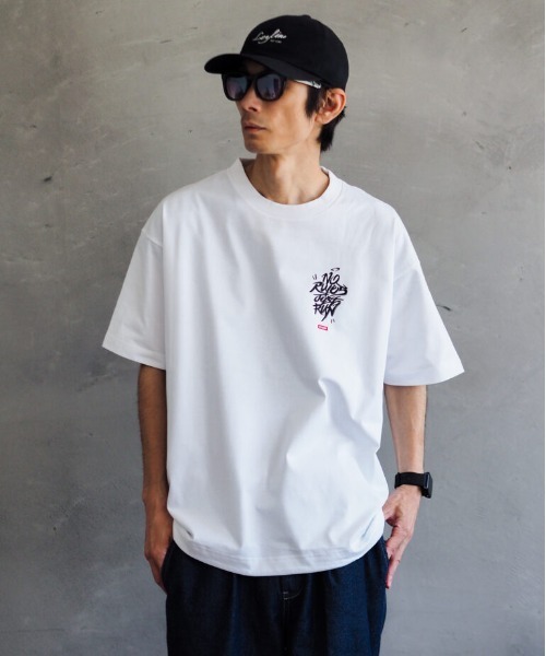 Leyline（レイライン）の「【Leyline】Adjuster graphic tee / 裾ドローコード ビッグシルエットTシャツ（Tシャツ/カットソー・メンズ・ホワイト/ダークグレー・X-LARGE/LARGE/MEDIUM）」の9枚目の写真