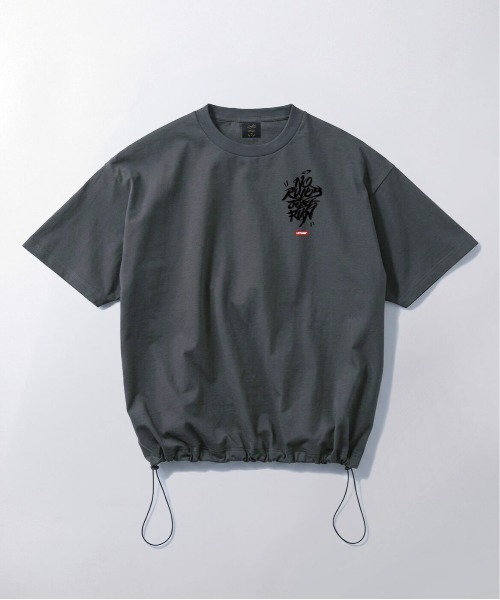 Leyline（レイライン）の「【Leyline】Adjuster graphic tee / 裾ドローコード ビッグシルエットTシャツ（Tシャツ/カットソー・メンズ・ホワイト/ダークグレー・X-LARGE/LARGE/MEDIUM）」の5枚目の写真