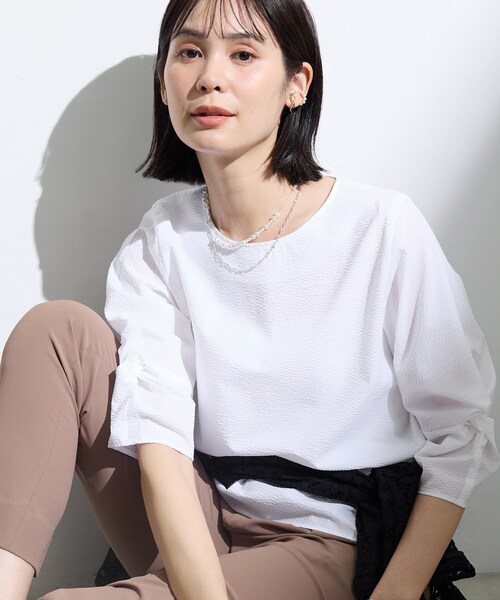 INDIVI(インディヴィ)の「【撥水/UVケア】ねじり袖サッカートップス(Tシャツ/カットソー・レディース・ホワイト/ネイビー系2/ブラック/イエロー系9・15 /05/34/38/19/13)」の1枚目の写真
