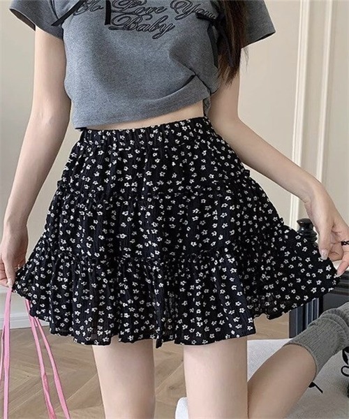 FREE STYLISTS(フリー スタイリスト)の「小花柄ティアードミニスカート(スカート・レディース・ホワイト/ブラック・M/XS/XL/S)」の2枚目の写真