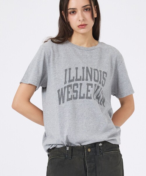 REMI RELIEF(レミレリーフ)の「【REMI RELIEF / レミレリーフ】SP加工/ロゴT/ILLINOIS WESLEYAN(Tシャツ/カットソー・レディース・ライトブルー/ホワイト/ブラック/グレー・フリー)」の3枚目の写真