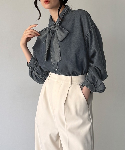 junoah（ジュノア）の「薄手ボウタイデニムシャツ（シャツ/ブラウス・レディース・ブルー/ブラック・SMALL/LARGE/MEDIUM）」の3枚目の写真