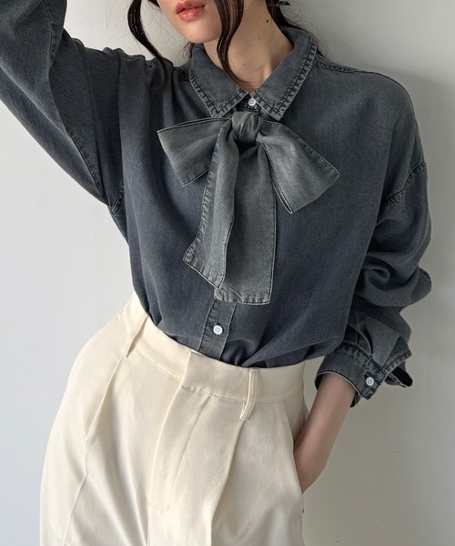 junoah（ジュノア）の「薄手ボウタイデニムシャツ（シャツ/ブラウス・レディース・ブルー/ブラック・SMALL/LARGE/MEDIUM）」の4枚目の写真