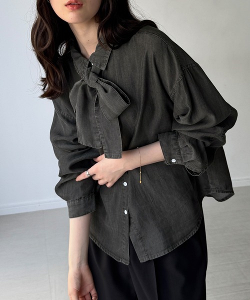 junoah（ジュノア）の「薄手ボウタイデニムシャツ（シャツ/ブラウス・レディース・ブルー/ブラック・SMALL/LARGE/MEDIUM）」の7枚目の写真
