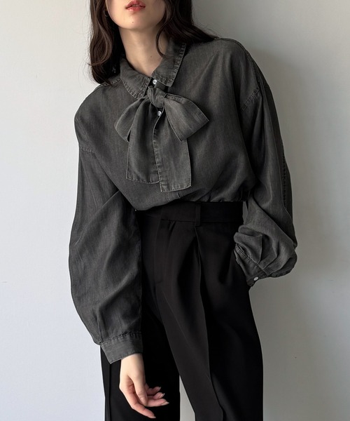 junoah（ジュノア）の「薄手ボウタイデニムシャツ（シャツ/ブラウス・レディース・ブルー/ブラック・SMALL/LARGE/MEDIUM）」の8枚目の写真