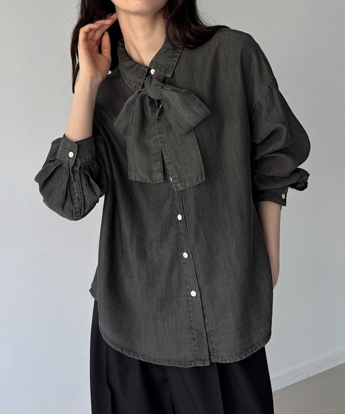 junoah（ジュノア）の「薄手ボウタイデニムシャツ（シャツ/ブラウス・レディース・ブルー/ブラック・SMALL/LARGE/MEDIUM）」の10枚目の写真