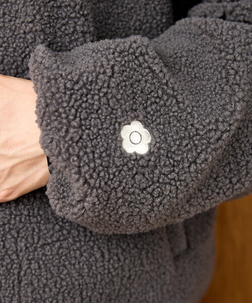MARY QUANT(マリークワント)の「MARY QUANT × PUBLUX/マリークワント <ユニセックス>別注 配色 パイピング ボア ブルゾン 限定展開(ブルゾン・メンズ・グレー/ブラウン/ベージュ・M/L/S)」の5枚目の写真