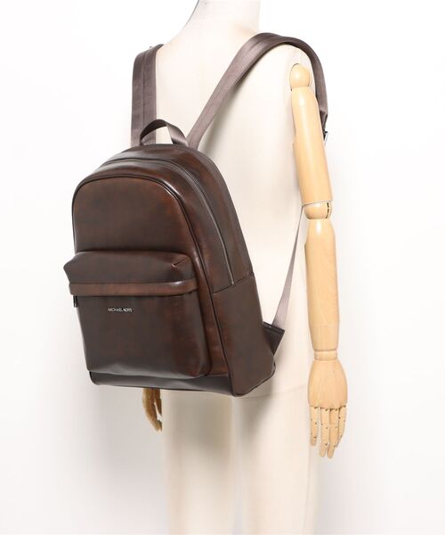 MICHAEL KORS(マイケルコース)の「PACEY POCKET A-LINE BKPK(バックパック/リュック・メンズ・ブラウン系・FREE)」の5枚目の写真