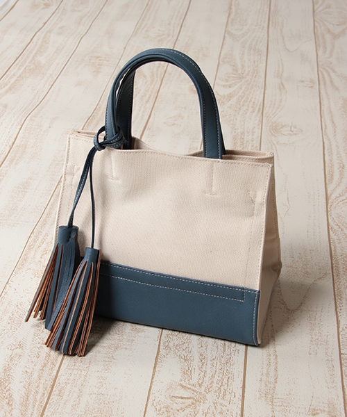 LBC（エルビーシー）の「タッセルキャンバススクエアトートバッグS        （トートバッグ・レディース・ブルー/ブラック/ホワイト/シルバー・ONE SIZE）」の3枚目の写真