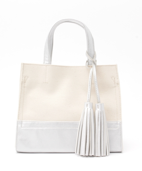 LBC（エルビーシー）の「タッセルキャンバススクエアトートバッグS        （トートバッグ・レディース・ブルー/ブラック/ホワイト/シルバー・ONE SIZE）」の4枚目の写真
