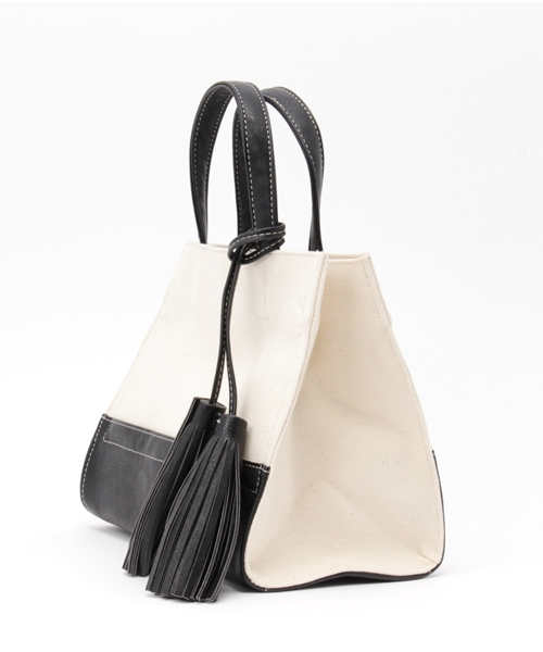 LBC（エルビーシー）の「タッセルキャンバススクエアトートバッグS        （トートバッグ・レディース・ブルー/ブラック/ホワイト/シルバー・ONE SIZE）」の6枚目の写真