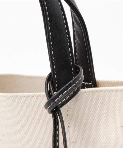 LBC（エルビーシー）の「タッセルキャンバススクエアトートバッグS        （トートバッグ・レディース・ブルー/ブラック/ホワイト/シルバー・ONE SIZE）」の8枚目の写真