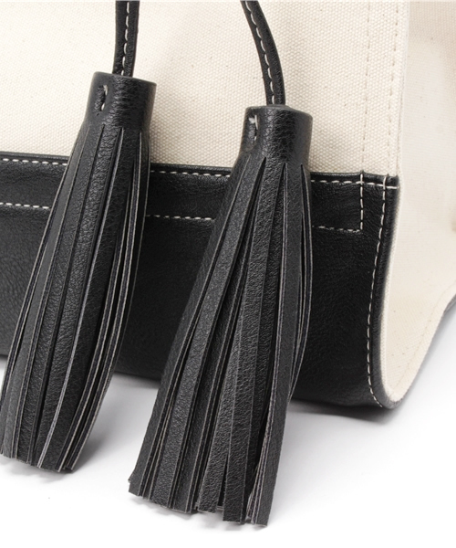 LBC（エルビーシー）の「タッセルキャンバススクエアトートバッグS        （トートバッグ・レディース・ブルー/ブラック/ホワイト/シルバー・ONE SIZE）」の9枚目の写真