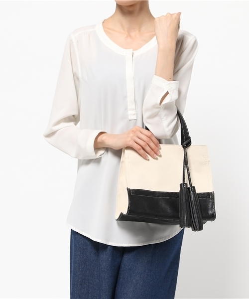 LBC（エルビーシー）の「タッセルキャンバススクエアトートバッグS        （トートバッグ・レディース・ブルー/ブラック/ホワイト/シルバー・ONE SIZE）」の13枚目の写真