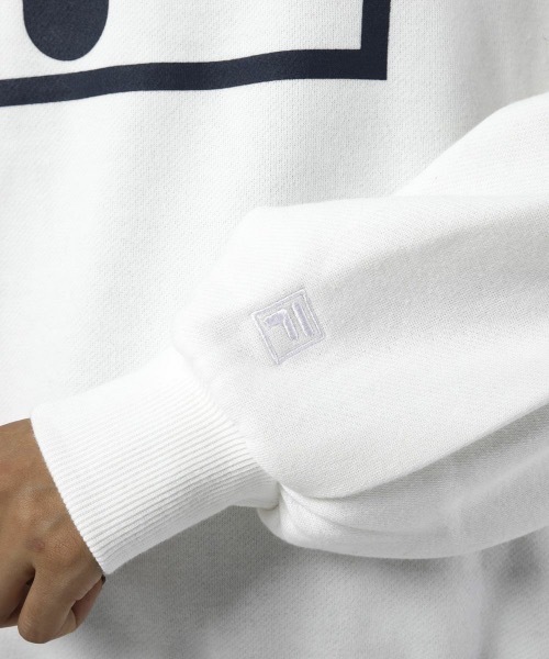 FILA(フィラ)の「【FILA フィラ】レディースビッグロゴスウェット / トレーナー ドロップショルダー ロゴ ビックシルエット スポーティーカジュアル / ワンマイルウェア / ルームウェア(スウェット・レディース・ホワイト/ブラック/レッド・SMALL/MEDIUM/LARGE/X-LARGE)」の15枚目の写真