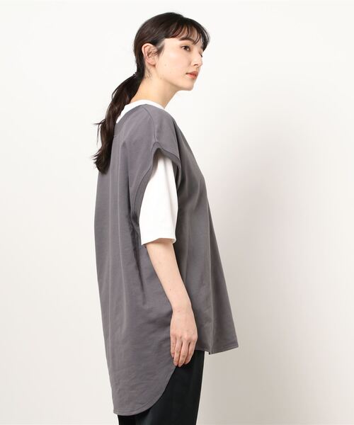 Samansa Mos2 blue(サマンサモスモスブルー)の「スウェットベストロンTセット(Tシャツ/カットソー・レディース・チャコール/ベージュ/キナリ・フリ-)」の4枚目の写真