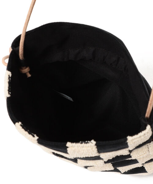 Ray BEAMS（レイビームス）の「Lilas Campbell × Ray BEAMS / 別注 チェッカー 巾着 バッグ（ショルダーバッグ・レディース・ブラック/オフホワイト・ONE SIZE）」の12枚目の写真