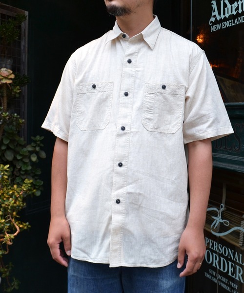 WILD LIFE TAILOR Adam et Rope'（ワイルドテーラーアダムエロペ　）の「【WILD LIFE TAILOR】シャンブレーシャツH/S（シャツ/ブラウス・メンズ・ブラック/ブルー系その他2/オフホワイト・L/M/XL）」の2枚目の写真
