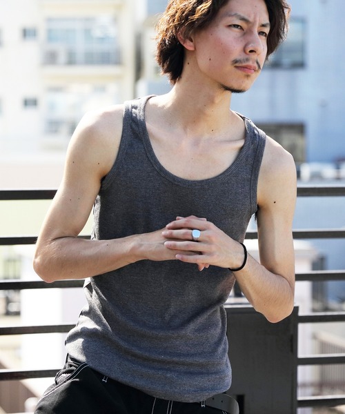 ８(eight)（エイト）の「シンプル無地タンクトップ（タンクトップ・メンズ・チャコールグレー/オフホワイト/モカ/オリーブ/ブルー/ダークブルー/ターコイズブルー/バーガンディー/パープル/レッド/オレンジ/ライトピンク/ブラック/イエロー/ライム/杢グレー/ライトグレー/ヘザーチャコール/ネイビー/インディゴブルー/ブラウン・MEDIUM/X-LARGE/LARGE）」の6枚目の写真