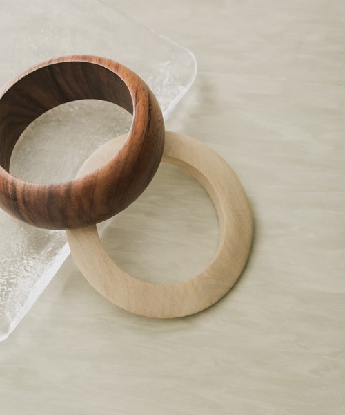 KBF（ケイビーエフ）の「ウッドバングルセット（ブレスレット・レディース・ブラウン/ナチュラル・ONE）」の2枚目の写真