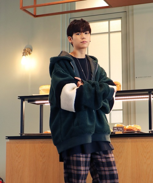 NO NEED(ノーニード)の「【メディア紹介商品】ロングスリーブ袖ラインビッグシルエットボアフードブルゾン /オーバーサイズ/配色ライン/(ブルゾン・メンズ・ライトグレー/ブラック/ダークグリーン/オリーブ・フリ-)」の12枚目の写真