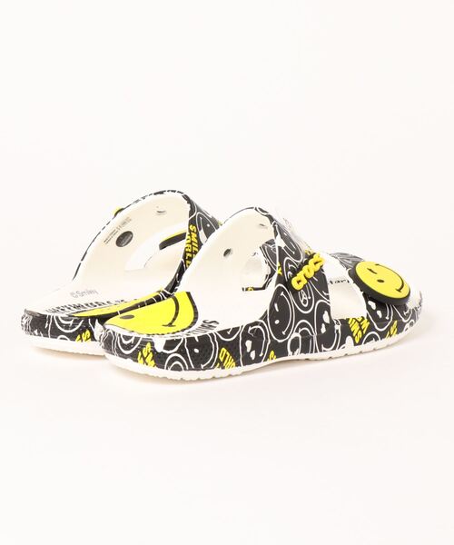crocs（クロックス）の「クロックス crocs クラシッククロックススマイリーサンダル Classic Crocs Smiley Sandal（サンダル・レディース・ホワイト・22cm/26cm/24cm/25cm/23cm/28cm/27cm）」の2枚目の写真