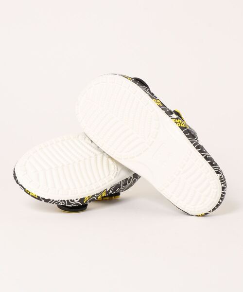 crocs（クロックス）の「クロックス crocs クラシッククロックススマイリーサンダル Classic Crocs Smiley Sandal（サンダル・レディース・ホワイト・22cm/26cm/24cm/25cm/23cm/28cm/27cm）」の3枚目の写真