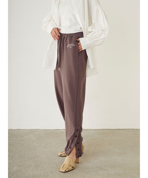 179/WG（イチナナキュウダブルジー）の「配色釦スウェットジョガーパンツ（スウェットパンツ・レディース・チャコールグレー/グレー/グリーン・MEDIUM）」の2枚目の写真