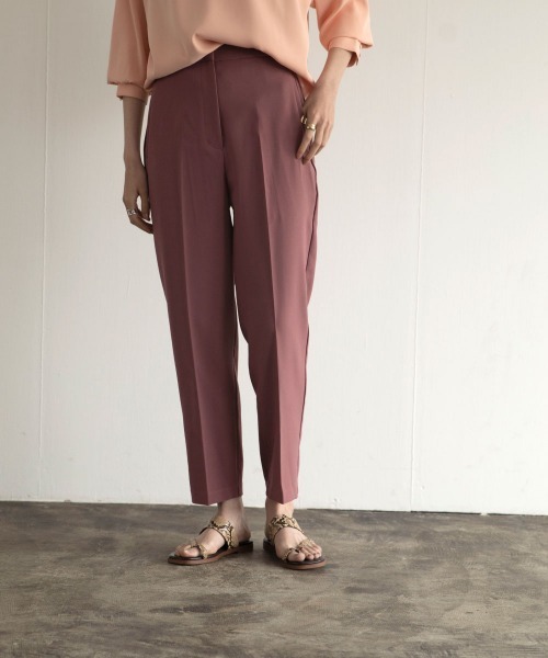marjour（マージュール）の「HIGHWAIST CENTER PRESS PANTS（スラックス・レディース・ブラック/ライトグレー/モーブ系・M/L）」の3枚目の写真
