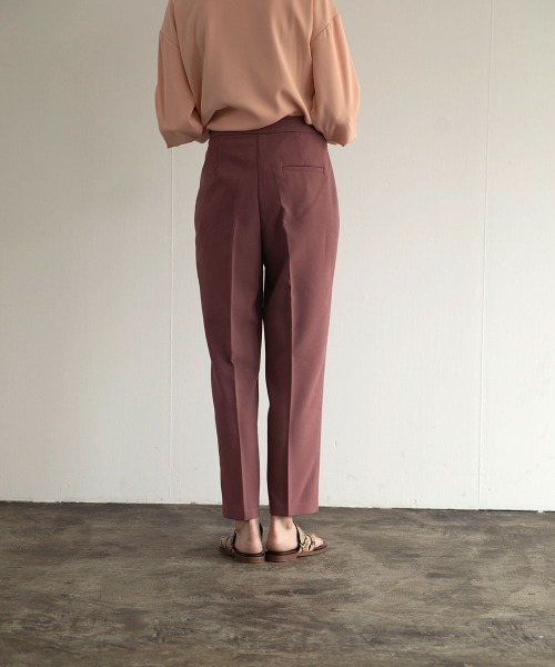 marjour（マージュール）の「HIGHWAIST CENTER PRESS PANTS（スラックス・レディース・ブラック/ライトグレー/モーブ系・M/L）」の4枚目の写真
