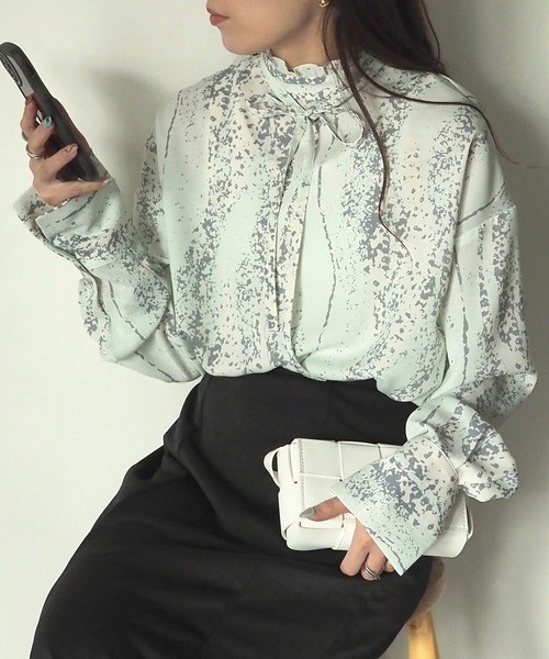 Riberry(リベリー)の「ニュアンス柄フリルリボンブラウス(シャツ/ブラウス・レディース・オフホワイト・MEDIUM)」の1枚目の写真