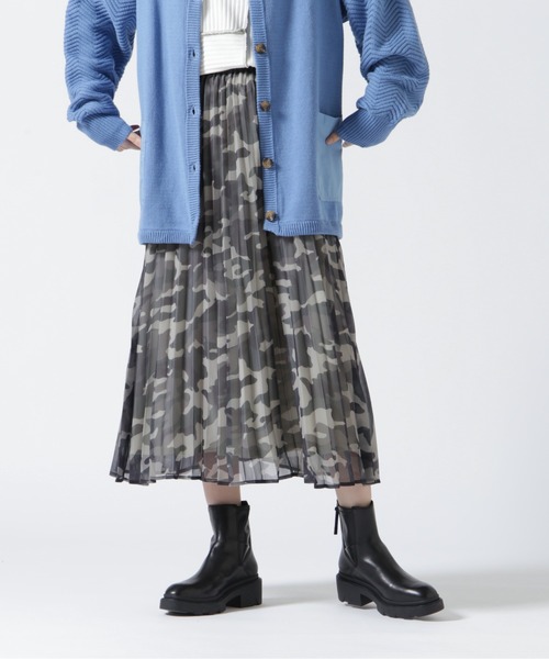 AVIREX(アヴィレックス)の「PLEATED CAMOPRINT CHIFFON SKIRT/ プリーツカモプリントシフォンスカート(スカート・レディース・ラベンダー/オリーブ系/チャコール・F)」の2枚目の写真