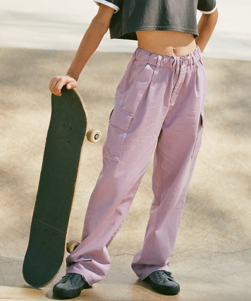 ROXY(ロキシー)の「SLIDE PANTS/ロキシーカーゴパンツ(カーゴパンツ・レディース・ホワイト/パープル/マルチ・MEDIUM/LARGE)」の2枚目の写真