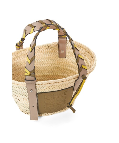 LOEWE(ロエベ)の「バスケットバッグ スモール(ヤシの葉&カーフ)(トートバッグ・レディース・オリーブ・ONE SIZE)」の2枚目の写真
