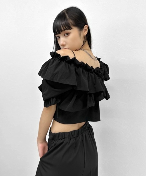 LVEU.(ラブユ.)の「【LVEU.】ラッフルフリルオフショルトップス / トップス ブラウス オフショル フリル ギャザー ラッフル クロップド ショート ホワイト ブラック ブルー ZOZOTOWN限定(Tシャツ/カットソー・レディース・ホワイト/ブラック/ブルー・FREE)」の2枚目の写真