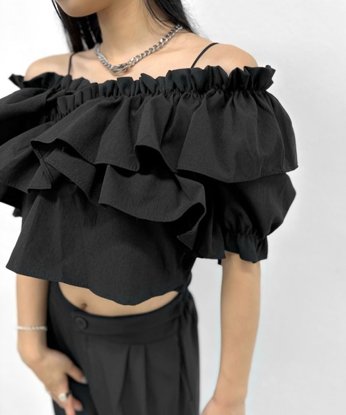 LVEU.(ラブユ.)の「【LVEU.】ラッフルフリルオフショルトップス / トップス ブラウス オフショル フリル ギャザー ラッフル クロップド ショート ホワイト ブラック ブルー ZOZOTOWN限定(Tシャツ/カットソー・レディース・ホワイト/ブラック/ブルー・FREE)」の4枚目の写真