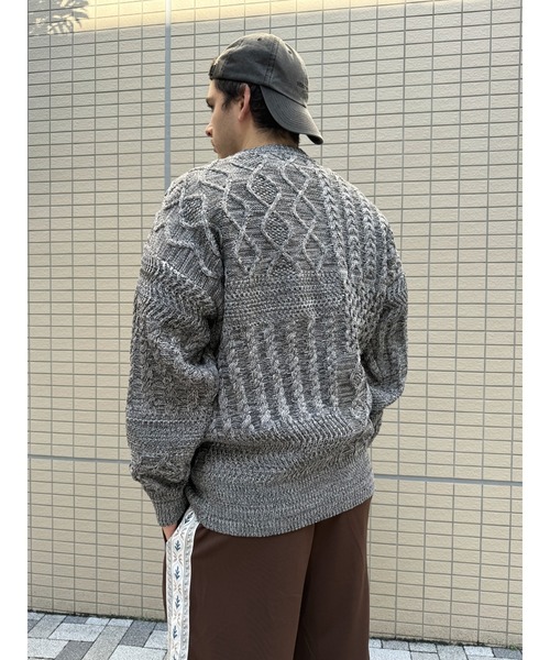 ATELANE(アテレーン)の「ATELANE/ポリエアリーニットクレイジーケーブルクルーネック(ニット/セーター・メンズ・グレー/チャコールグレー/ベージュ・MEDIUM/LARGE/X-LARGE)」の17枚目の写真