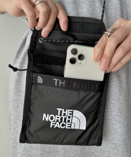 THE NORTH FACE(ザノースフェイス)の「国内未発売 THE NORTH FACE(ザ・ノースフェイス)/ブランドロゴ サコッシュ スマホショルダー ネックポーチ/Bozer Neck Pouch(ショルダーバッグ・メンズ・ブラック・FREE)」の14枚目の写真