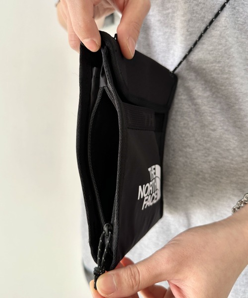 THE NORTH FACE(ザノースフェイス)の「国内未発売 THE NORTH FACE(ザ・ノースフェイス)/ブランドロゴ サコッシュ スマホショルダー ネックポーチ/Bozer Neck Pouch(ショルダーバッグ・メンズ・ブラック・FREE)」の16枚目の写真