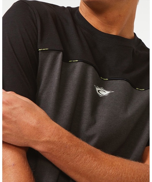 rip curl(リップカール)の「【RIPCURL(リップカール)】M VAPORCOOL MEDINA SEACELL TEE/吸水速乾消臭機能付きリラックスフィット半袖Tシャツ(Tシャツ/カットソー・メンズ・ブラック/ブルー系その他・LARGE/MEDIUM)」の8枚目の写真