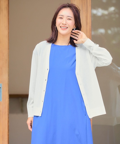 CROSS FUNCTION（クロスファンクション）の「《洗える・シワになりにくい・乾燥機OK》シアーVネックカーディガン【CF/クロスファンクション】（カーディガン/ボレロ・レディース・ブラック/サックスブルー/杢グレー/オフホワイト/ライトグリーン/ネイビー・M/L/LL）」の2枚目の写真