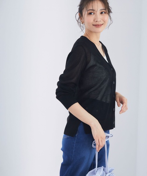 CROSS FUNCTION（クロスファンクション）の「《洗える・シワになりにくい・乾燥機OK》シアーVネックカーディガン【CF/クロスファンクション】（カーディガン/ボレロ・レディース・ブラック/サックスブルー/杢グレー/オフホワイト/ライトグリーン/ネイビー・M/L/LL）」の3枚目の写真