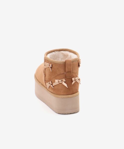 MAJESTIC LEGON（マジェスティックレゴン）の「リボン厚底フェイクムートンブーツ（ブーツ・レディース・ベージュ/キャメル・MEDIUM/LARGE）」の19枚目の写真