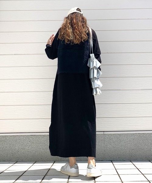 Q(キュー)の「シャギーベスト×ニットワンピ(ワンピース・レディース・ブラック/ベージュ・MEDIUM)」の14枚目の写真